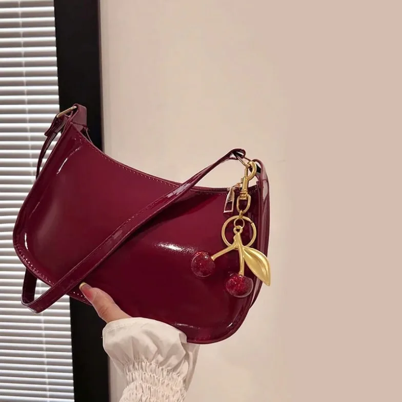 Bolso Bandolera Cereza con Colgante Elegante
