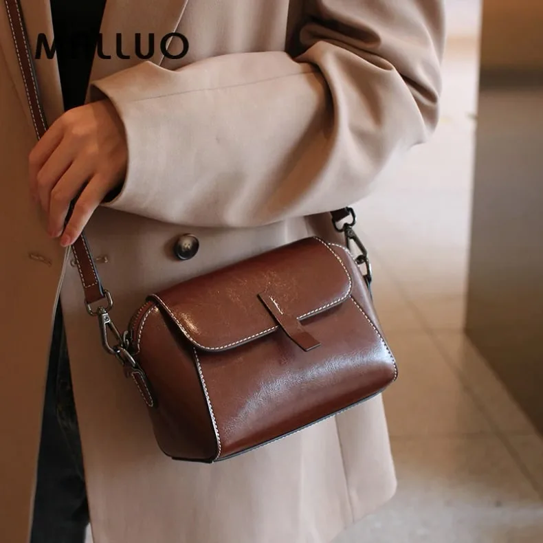 Elegantní černá crossbody kabelka ve tvaru mušle