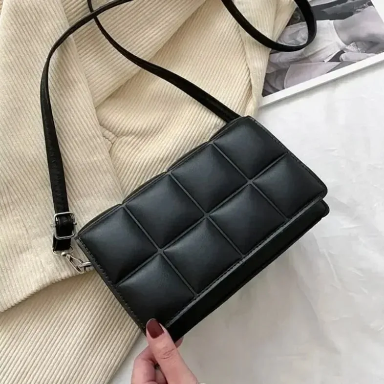 Mini crossbody kabelka nadčasového šarmu
