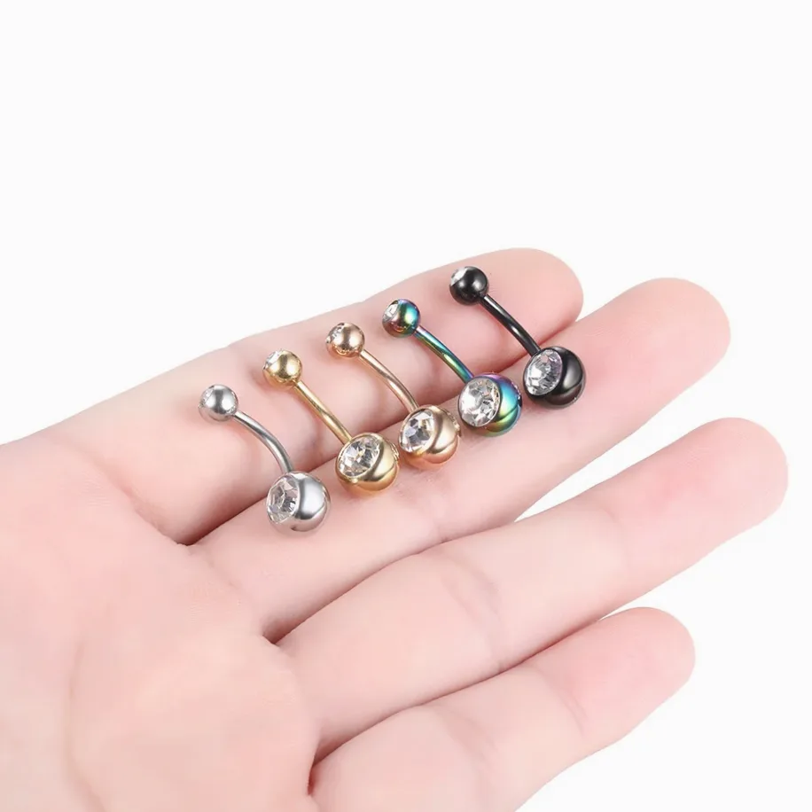 Bauchnabel-Piercing aus Chirurgenstahl mit CZ-Stein für Damen – 10mm Barbell, 14G, 1 Stück getragen
