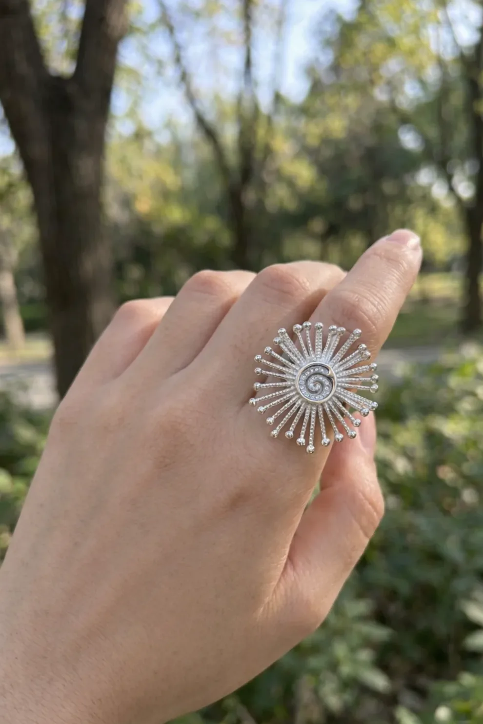 Détail de la matière et finition — Bague ajustable à motif soleil rayonnant