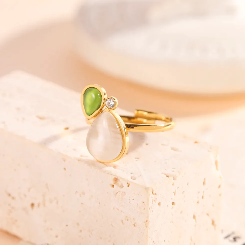 Detalle del material y acabado — Anillo ajustable gota ojo de gato beige y verde