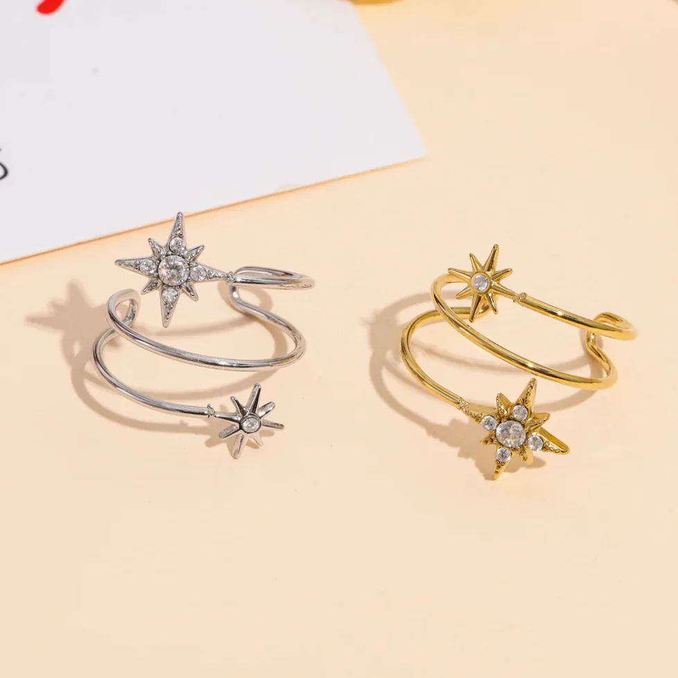 Detalhe do material e do acabamento — Anel ajustável três aros estrelas strass