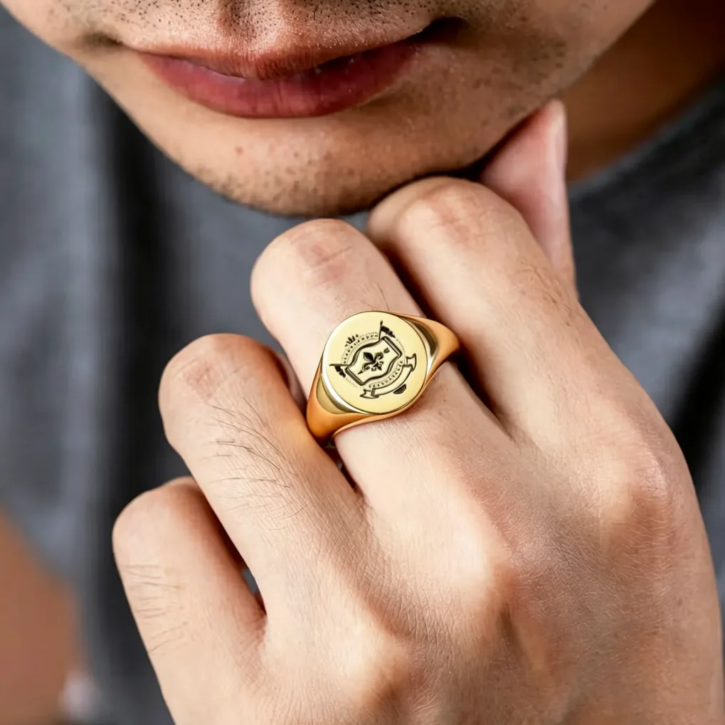 Bague chevalière en acier gravable au prénom ou logo — vue 4 — Gemzara