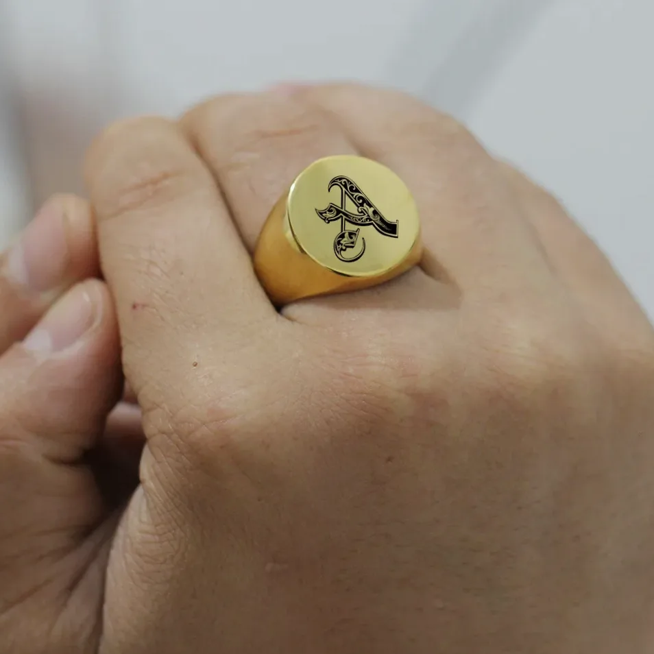 Bague chevalière en acier gravable (nom/logo/photo) — vue 2 — Gemzara