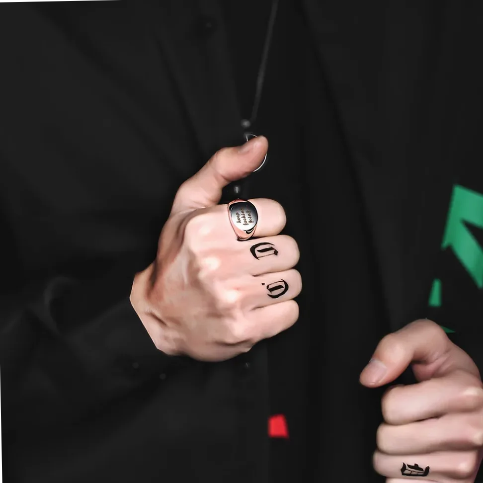 Bague chevalière en acier gravable (nom/logo/photo) — vue 3 — Gemzara