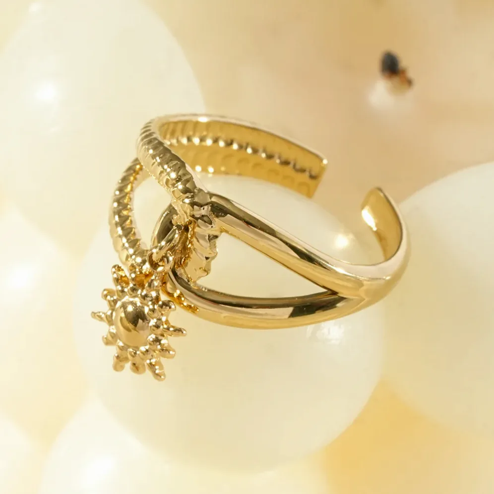 Detalhe do material e do acabamento — Anel dourado ajustável duplo pingente sol moderno