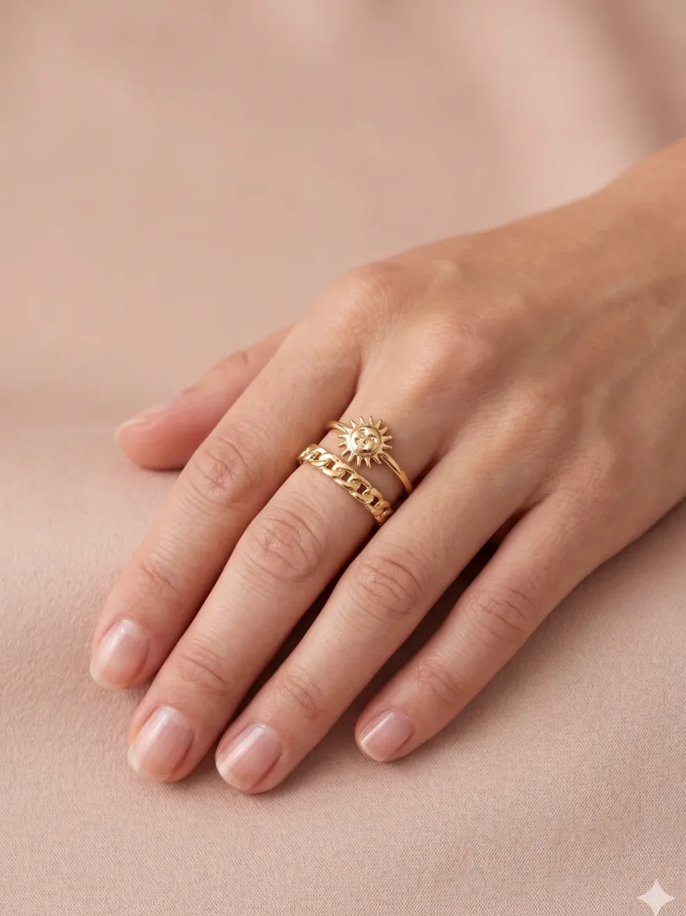 Detalhe do material e do acabamento — Anel dourado ajustável elos e sol boêmio