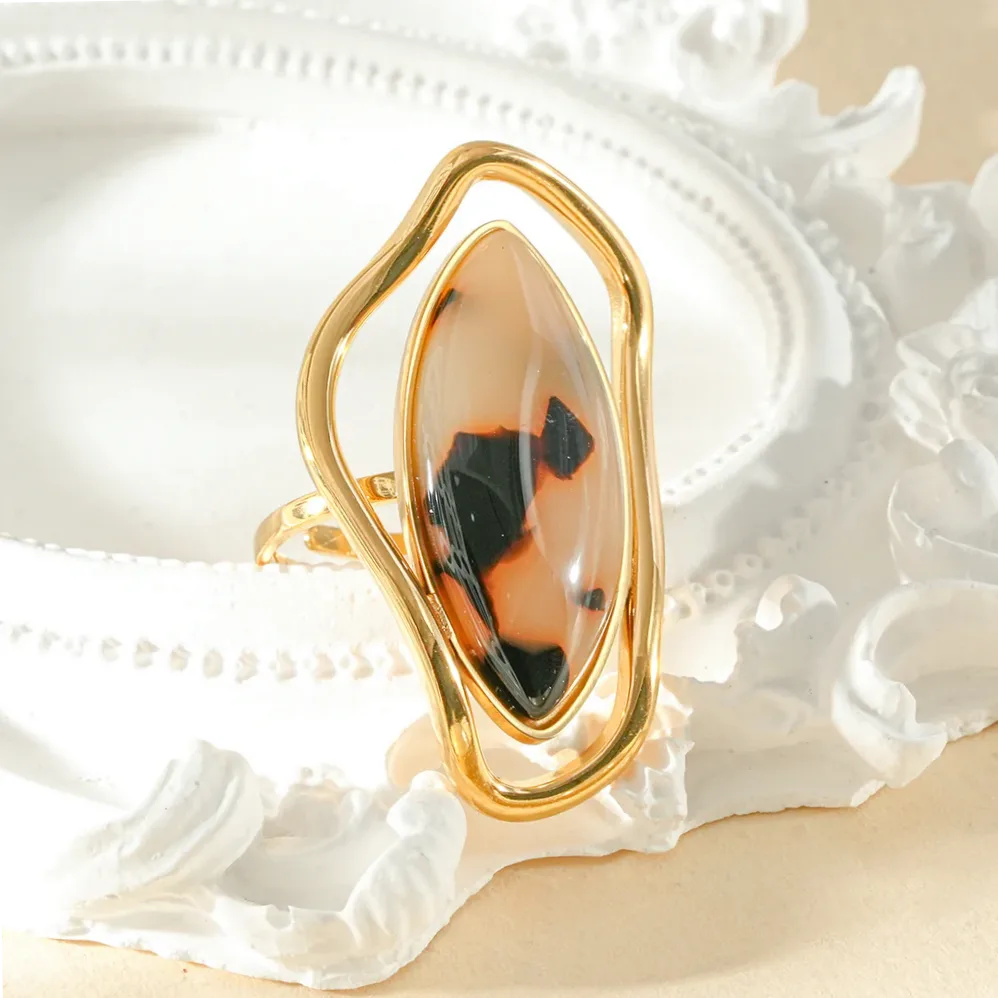 Detalle del material y acabado — Anillo dorado ajustable piedra navette leopardo
