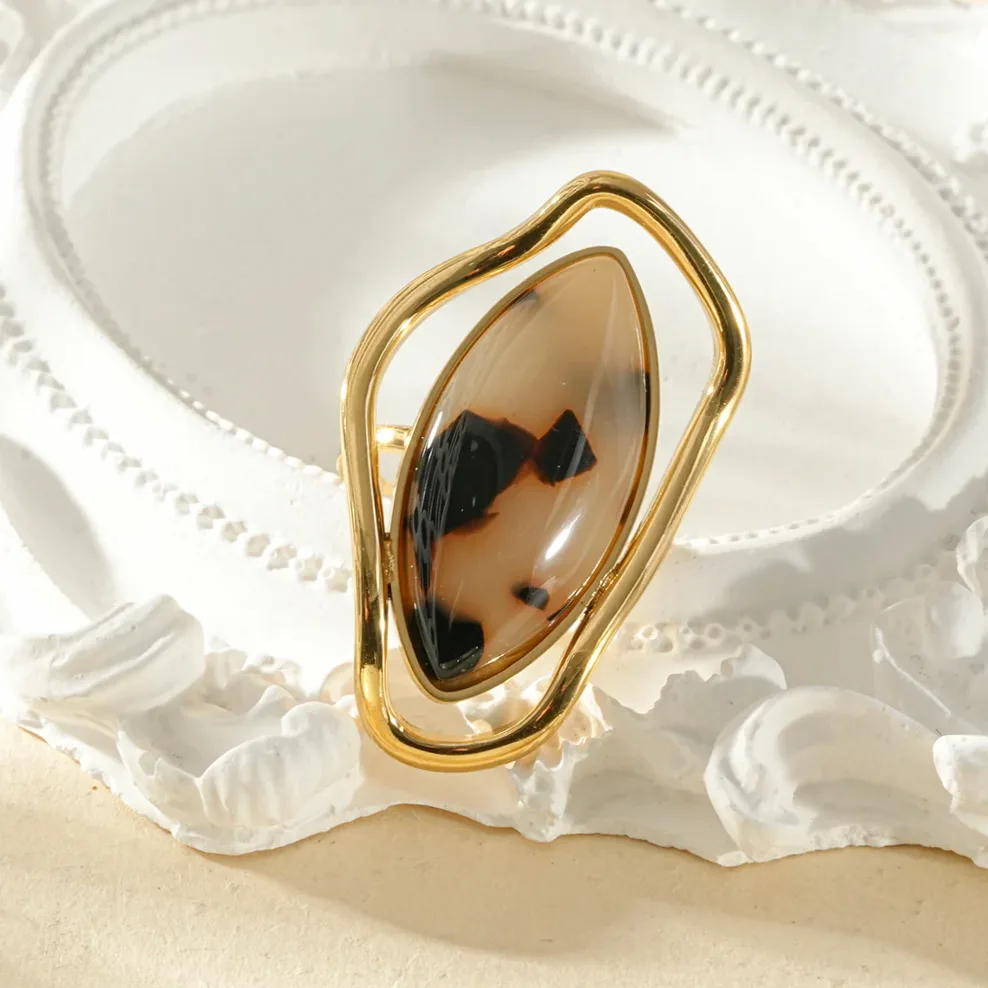 Anillo dorado ajustable piedra navette leopardo puesto en el dedo