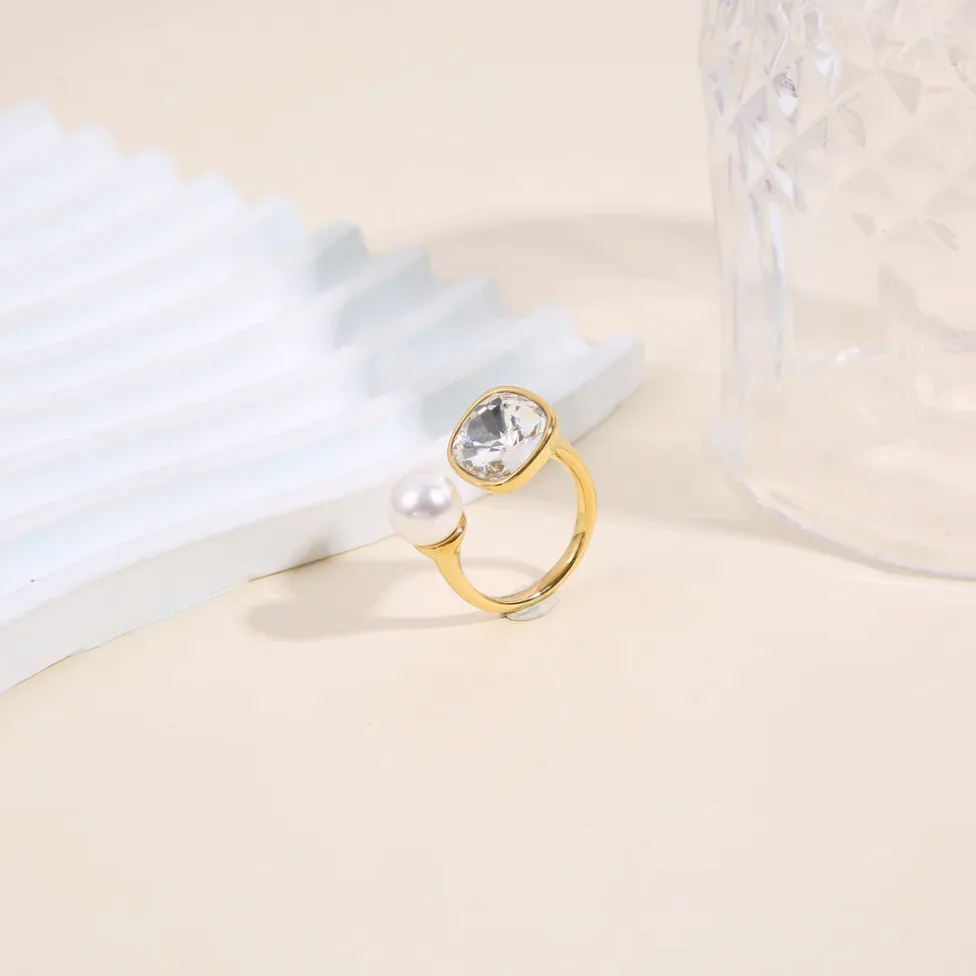 Detalle del material y acabado — Anillo dorado abierto strass cuadrado perla blanca
