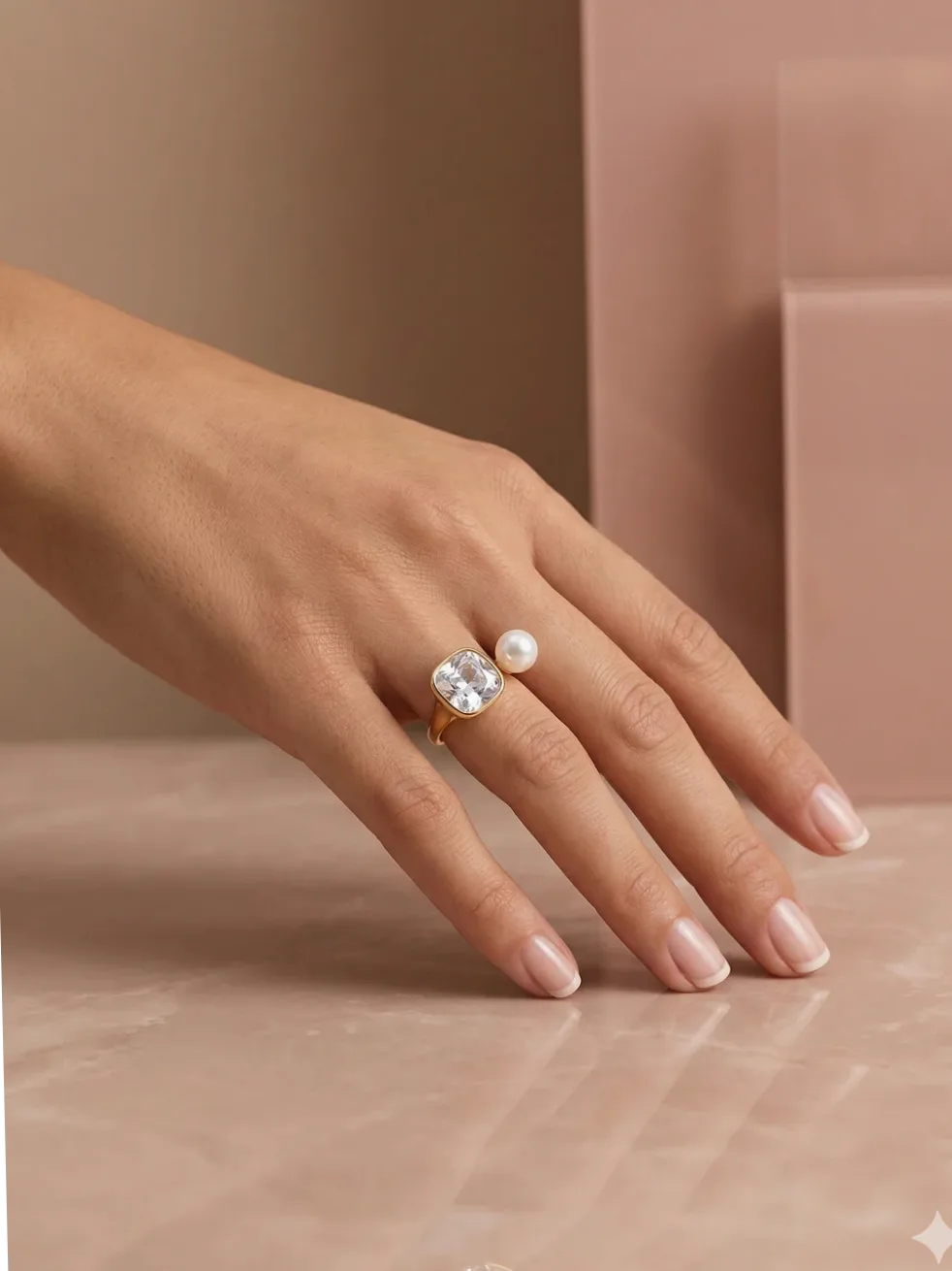 Bague dorée ouverte à l’avant strass carré perle blanche ronde