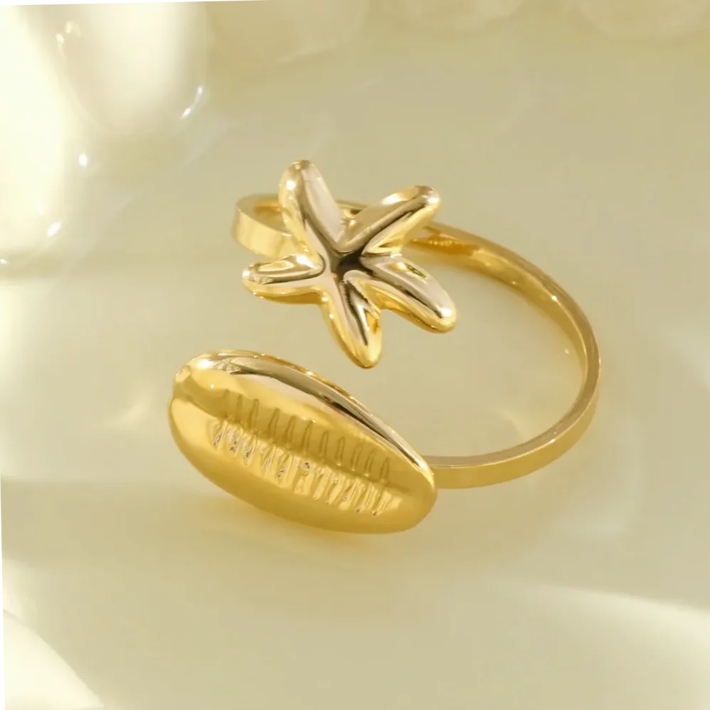 Detalle del material y acabado — Anillo dorado abierto estrella de mar cauri