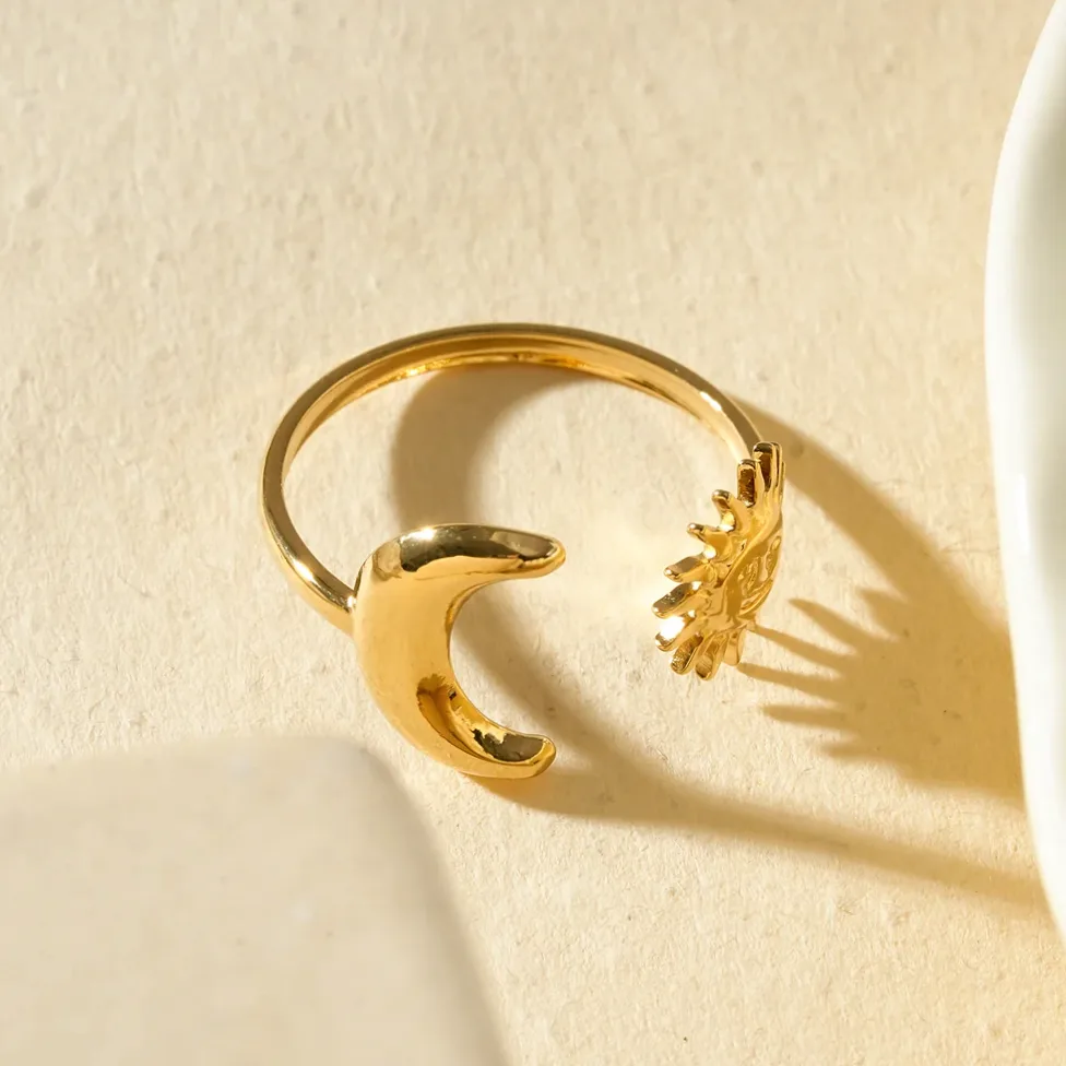 Detalhe do material e do acabamento — Anel dourado aberto lua e sol delicados