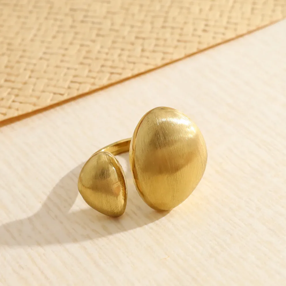 Detalhe do material e do acabamento — Anel dourado aberto frontal assimétrico efeito escovado