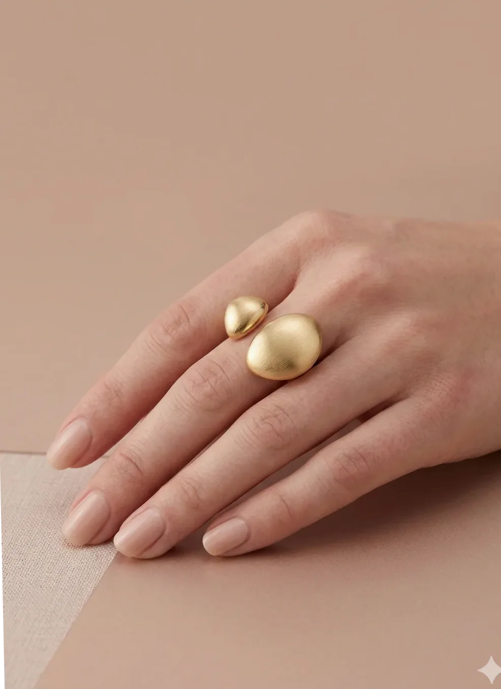 Bague dorée ouverte à l'avant bombé asymétrique effet brossé