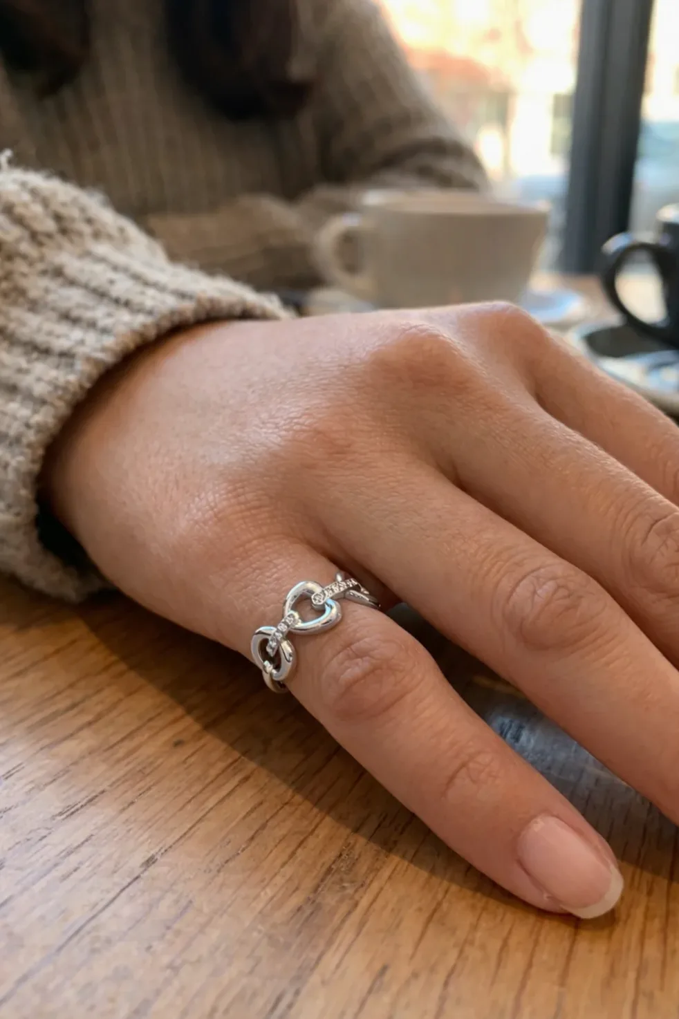 Detalle del material y acabado — Anillo fino ajustable corazones entrelazados romántico