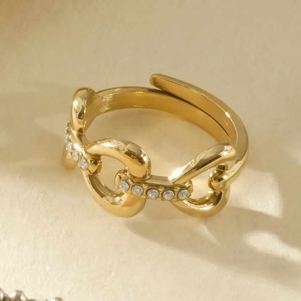 Anillo fino ajustable corazones entrelazados romántico puesto en el dedo