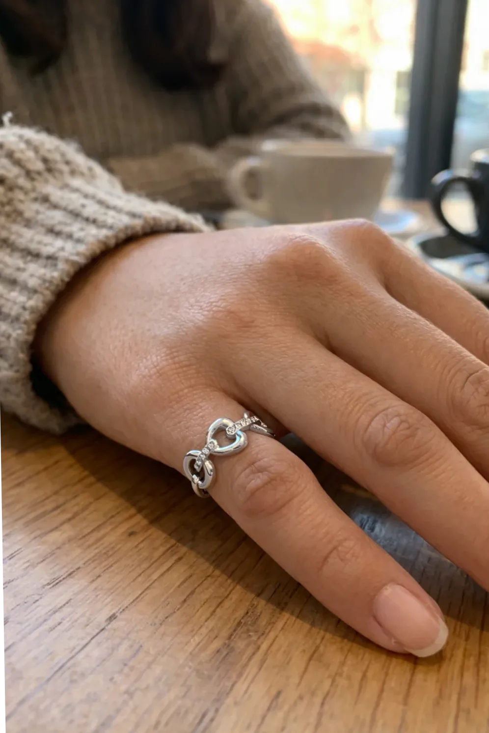 Detalle del material y acabado — Anillo fino ajustable eslabones entrelazados dorado