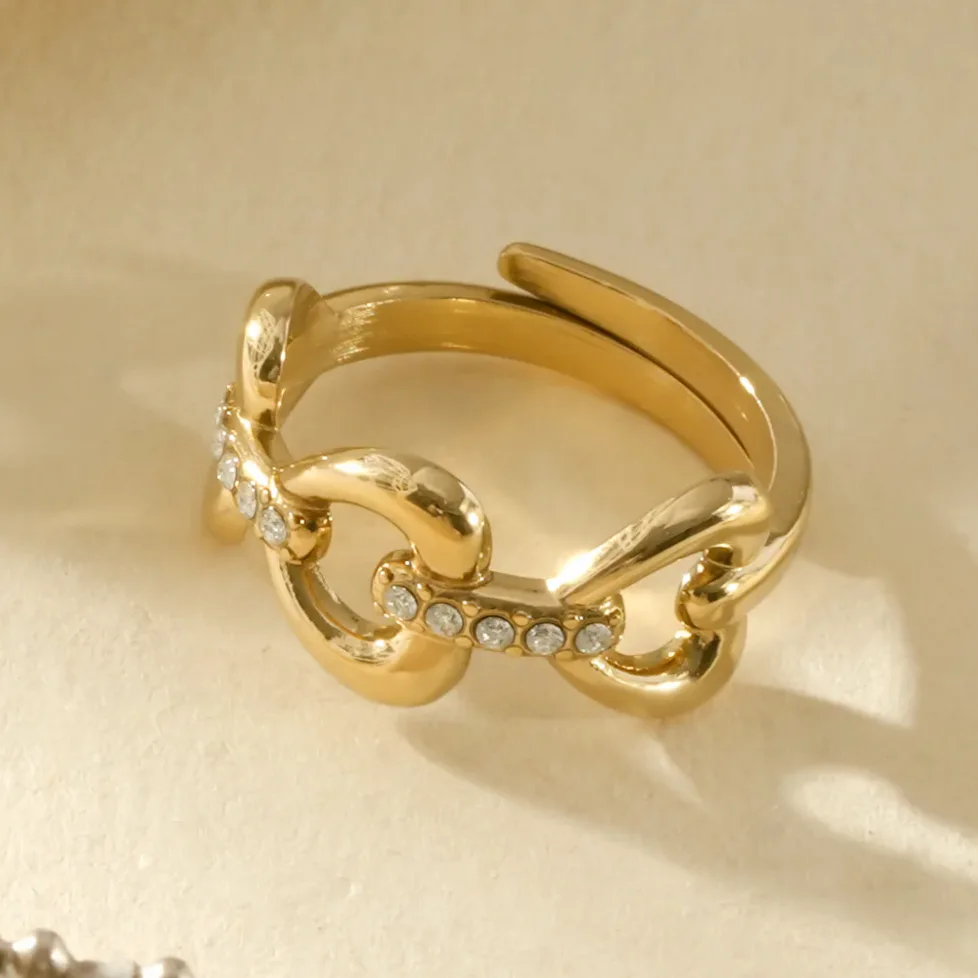 Anillo fino ajustable eslabones entrelazados dorado puesto en el dedo