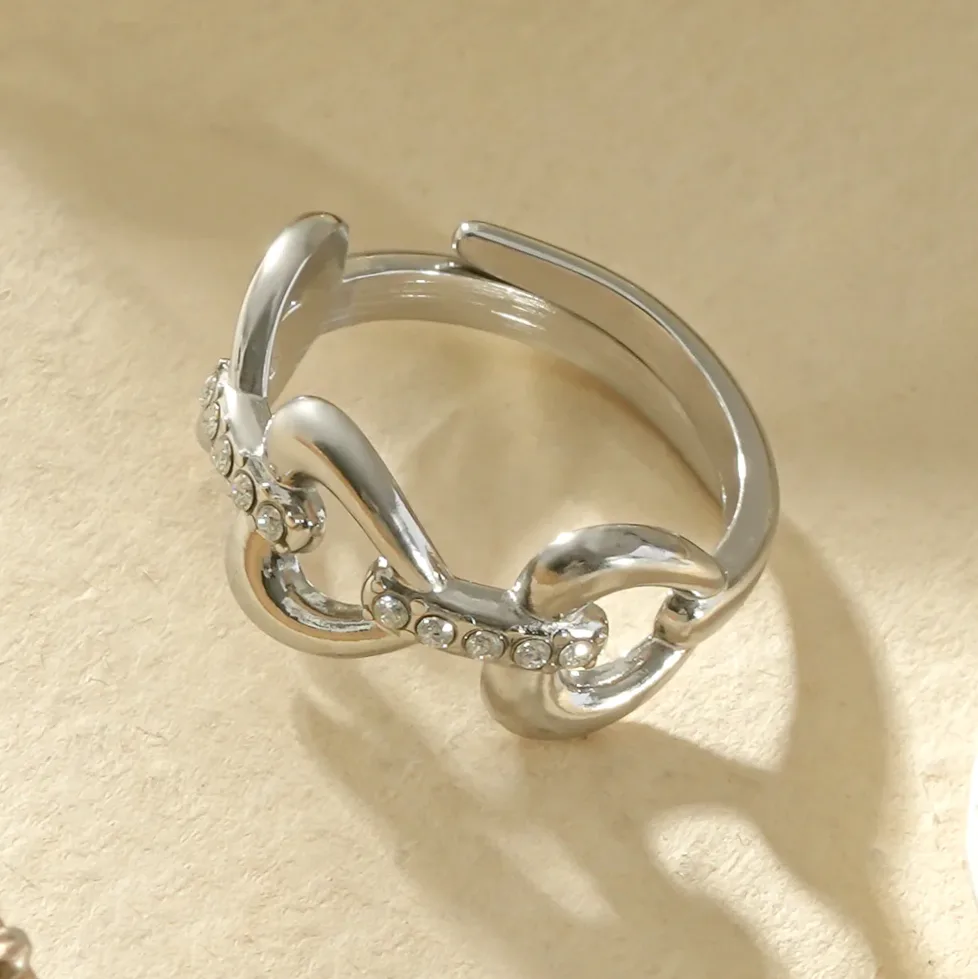 Anillo fino ajustable eslabones entrelazados dorado — vista de escala y dimensiones