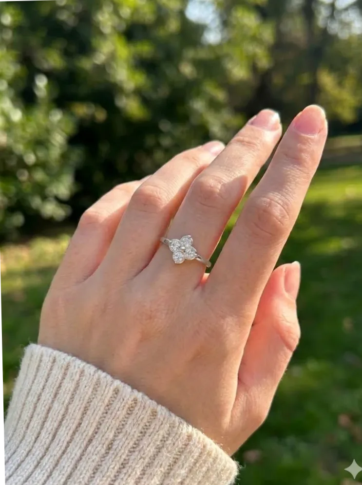 Detalle del material y acabado — Anillo fino ajustable flor cuatro pétalos strass
