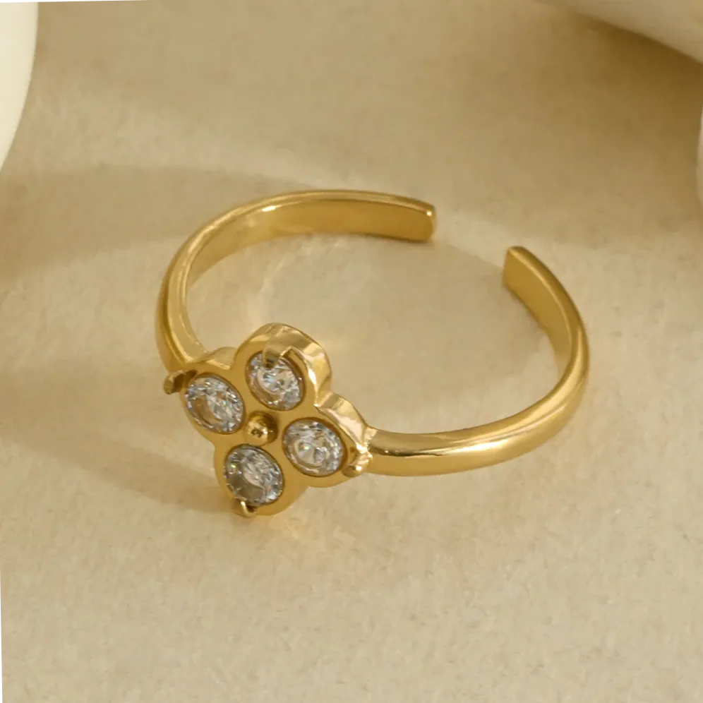 Anillo fino ajustable flor cuatro pétalos strass puesto en el dedo