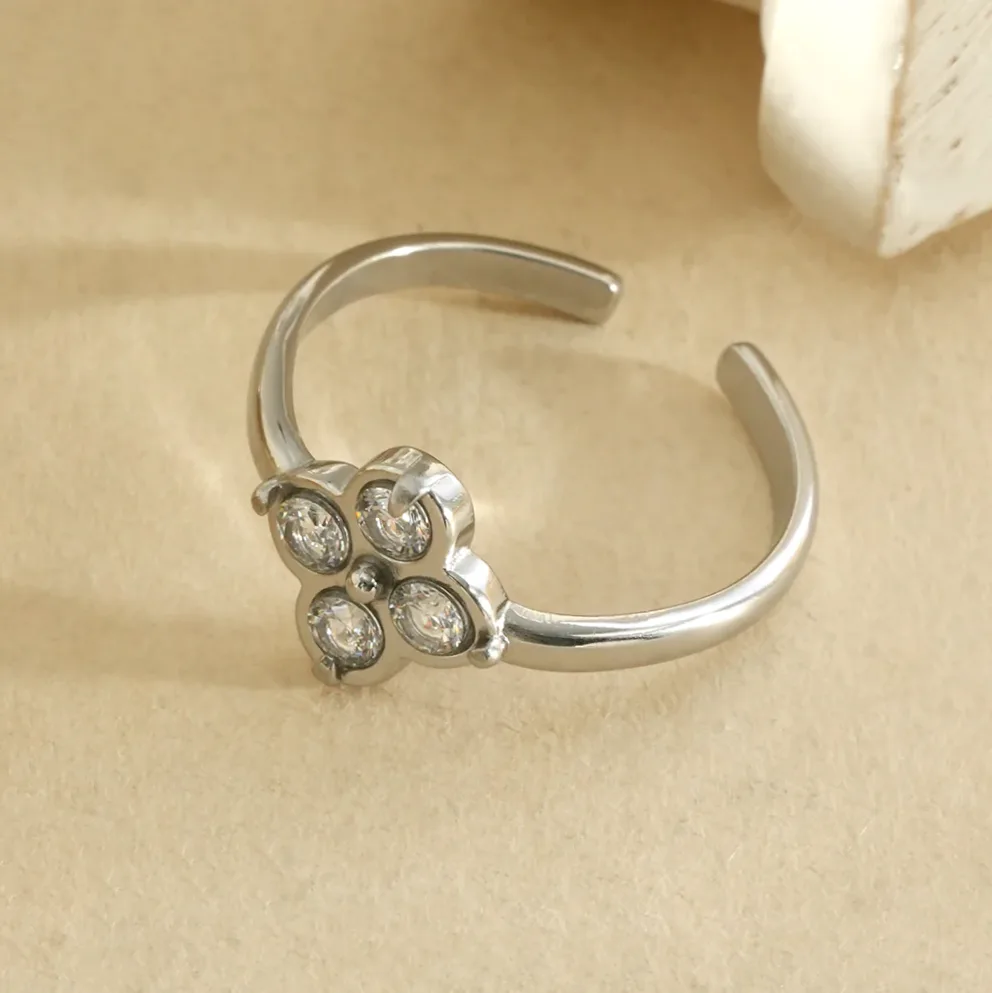 Anillo fino ajustable flor cuatro pétalos strass — vista de escala y dimensiones