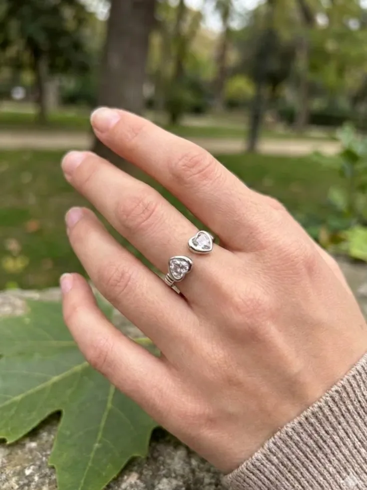 Detalle del material y acabado — Anillo abierto dos corazones invertidos con strass