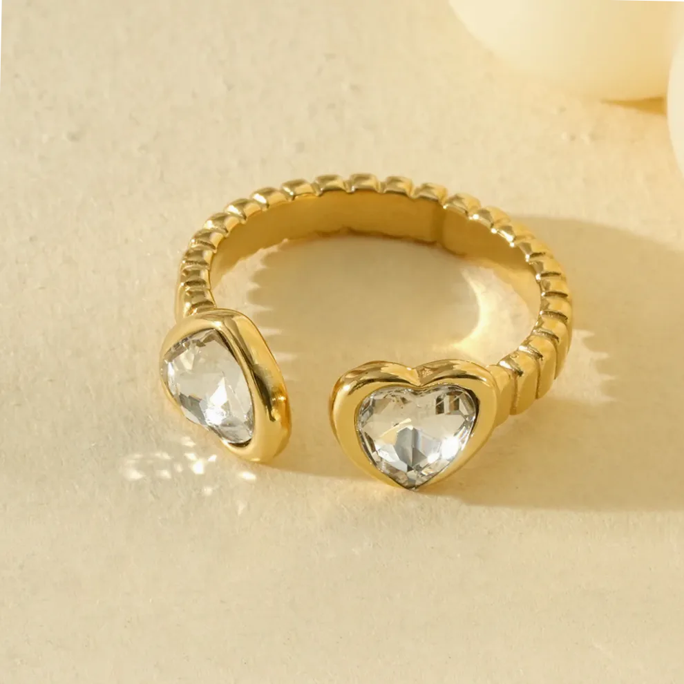 Anillo abierto dos corazones invertidos con strass puesto en el dedo