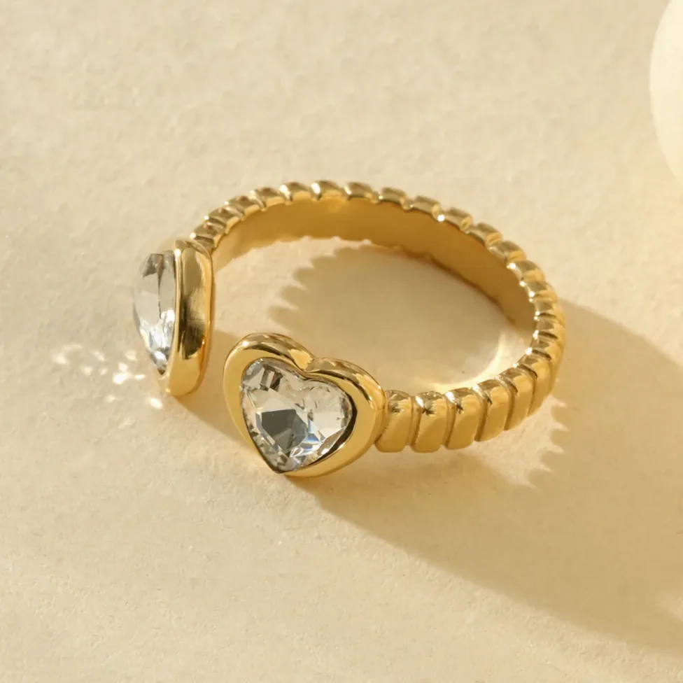 Anillo abierto dos corazones invertidos con strass — vista de escala y dimensiones