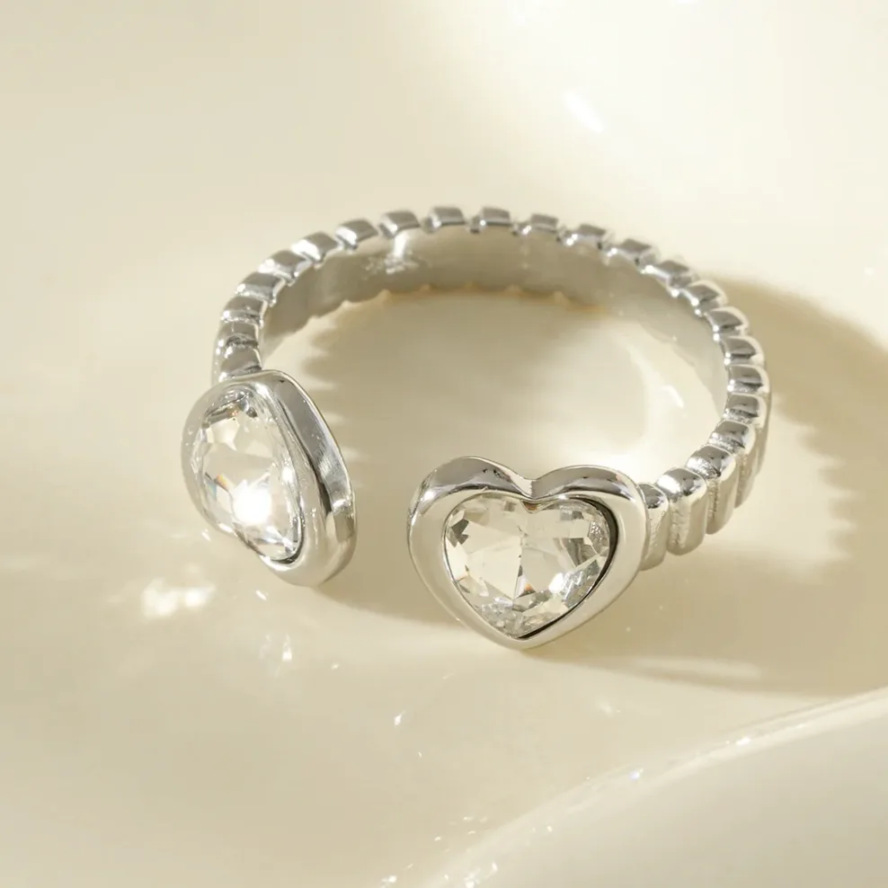 Anillo abierto dos corazones invertidos con strass — presentación y embalaje de regalo