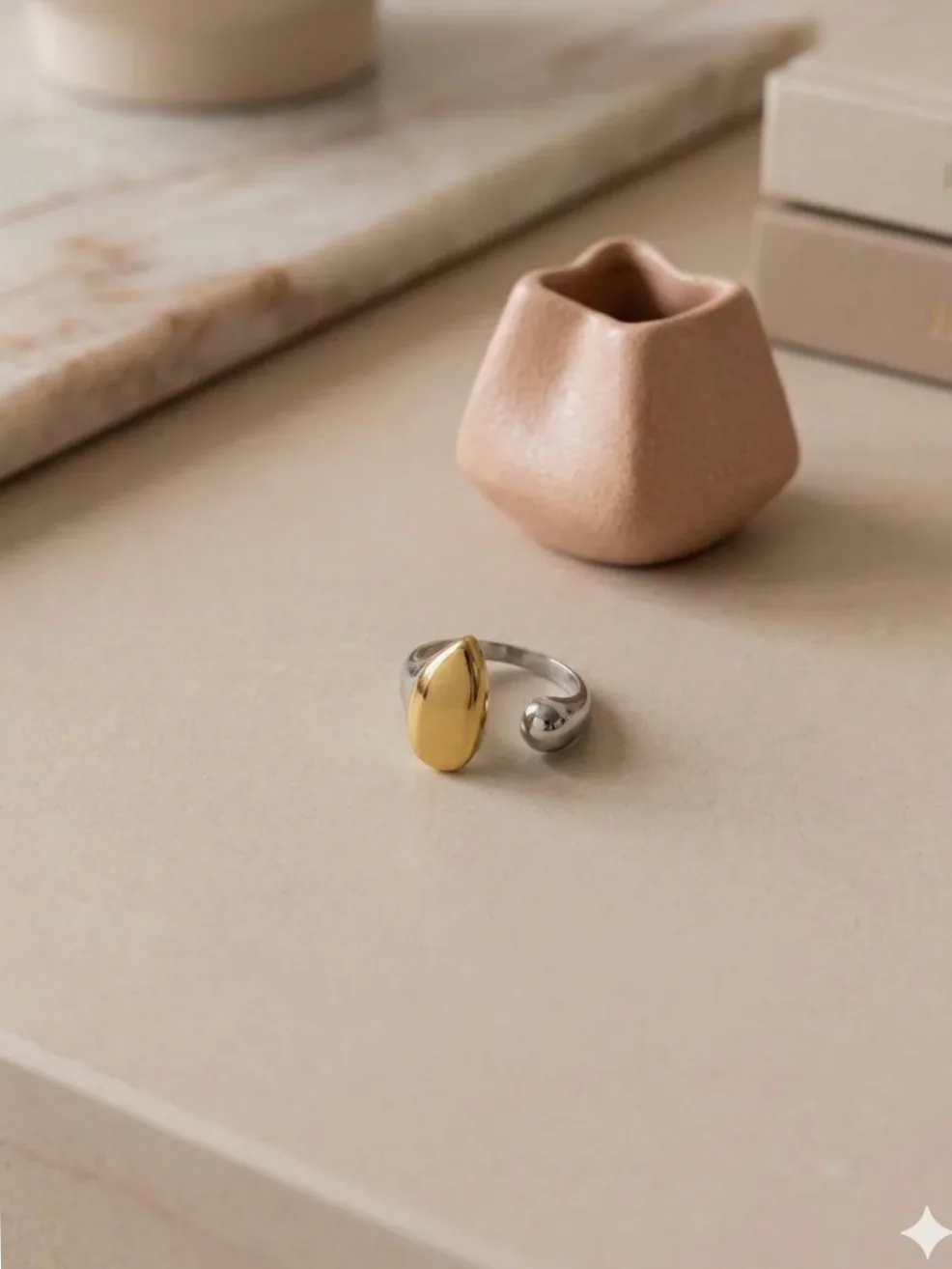 Detalle del material y acabado — Anillo abierto delantero plateado con gota dorada