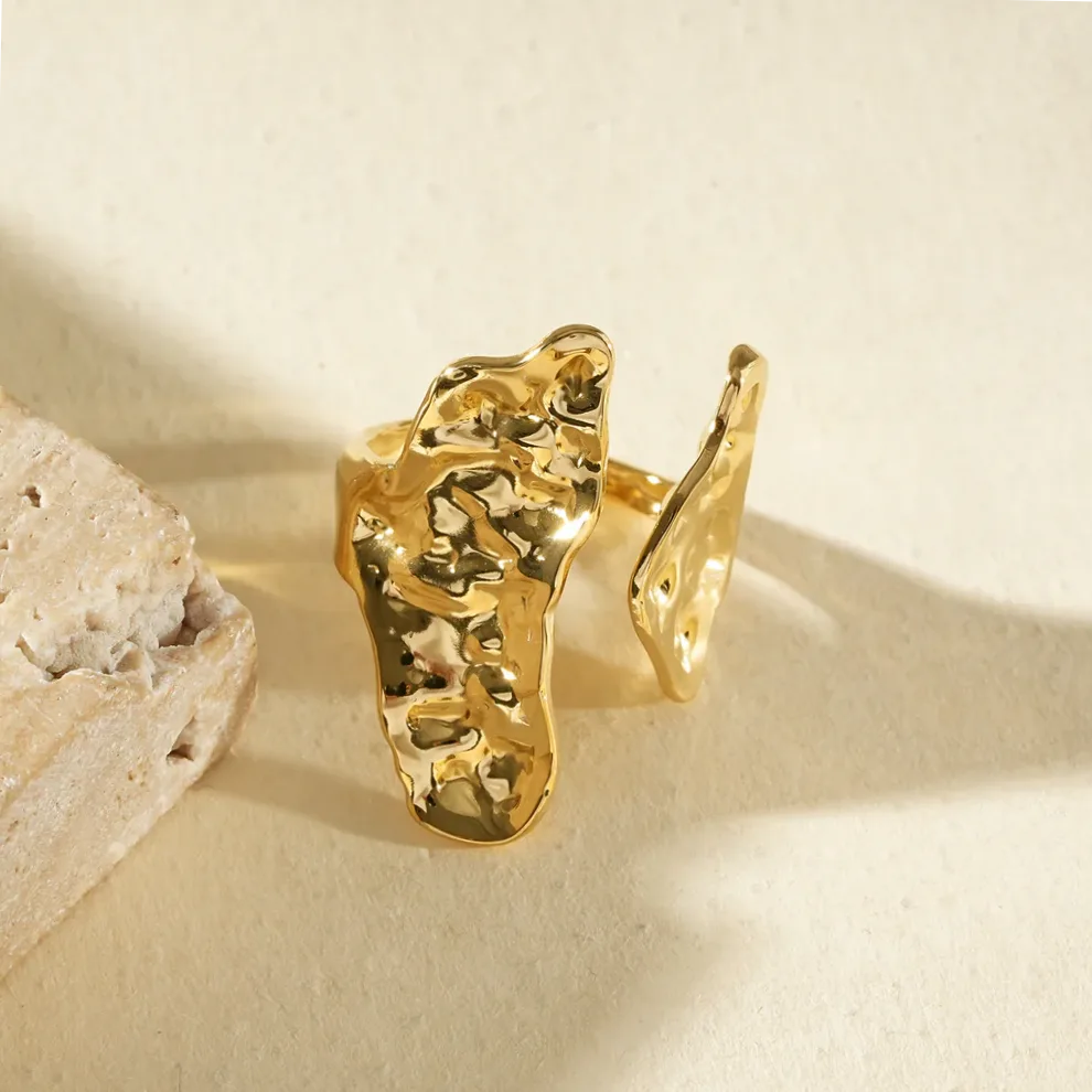 Detalle del material y acabado — Anillo abierto placas efecto piedra pulida
