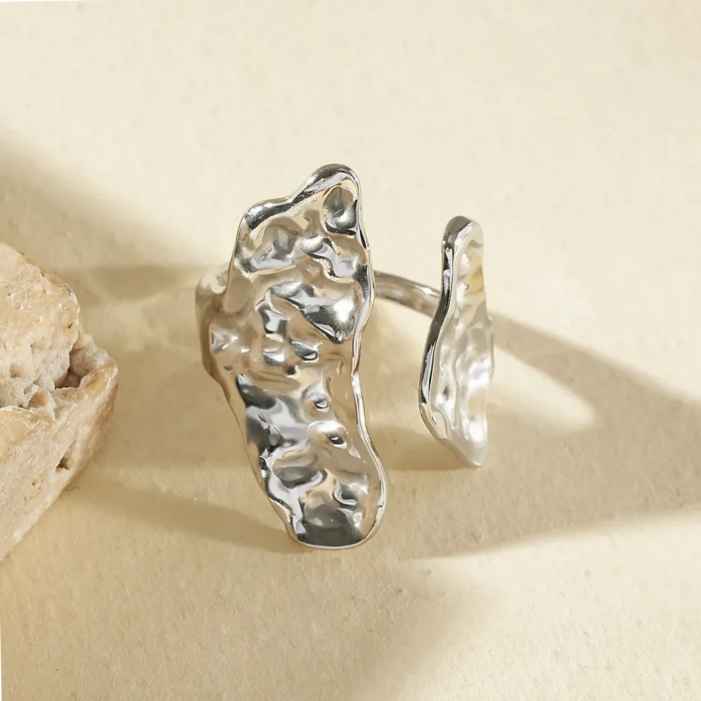 Anillo abierto placas efecto piedra pulida puesto en el dedo
