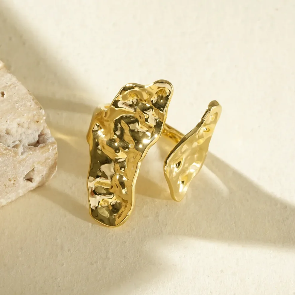 Anillo abierto placas efecto piedra pulida — presentación y embalaje de regalo