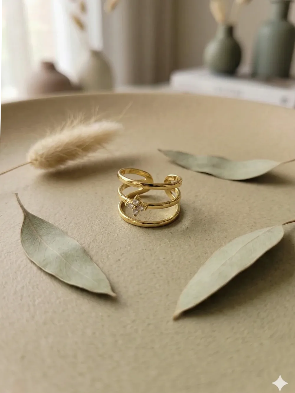 Anillo abierto triple aro con strass central puesto en el dedo