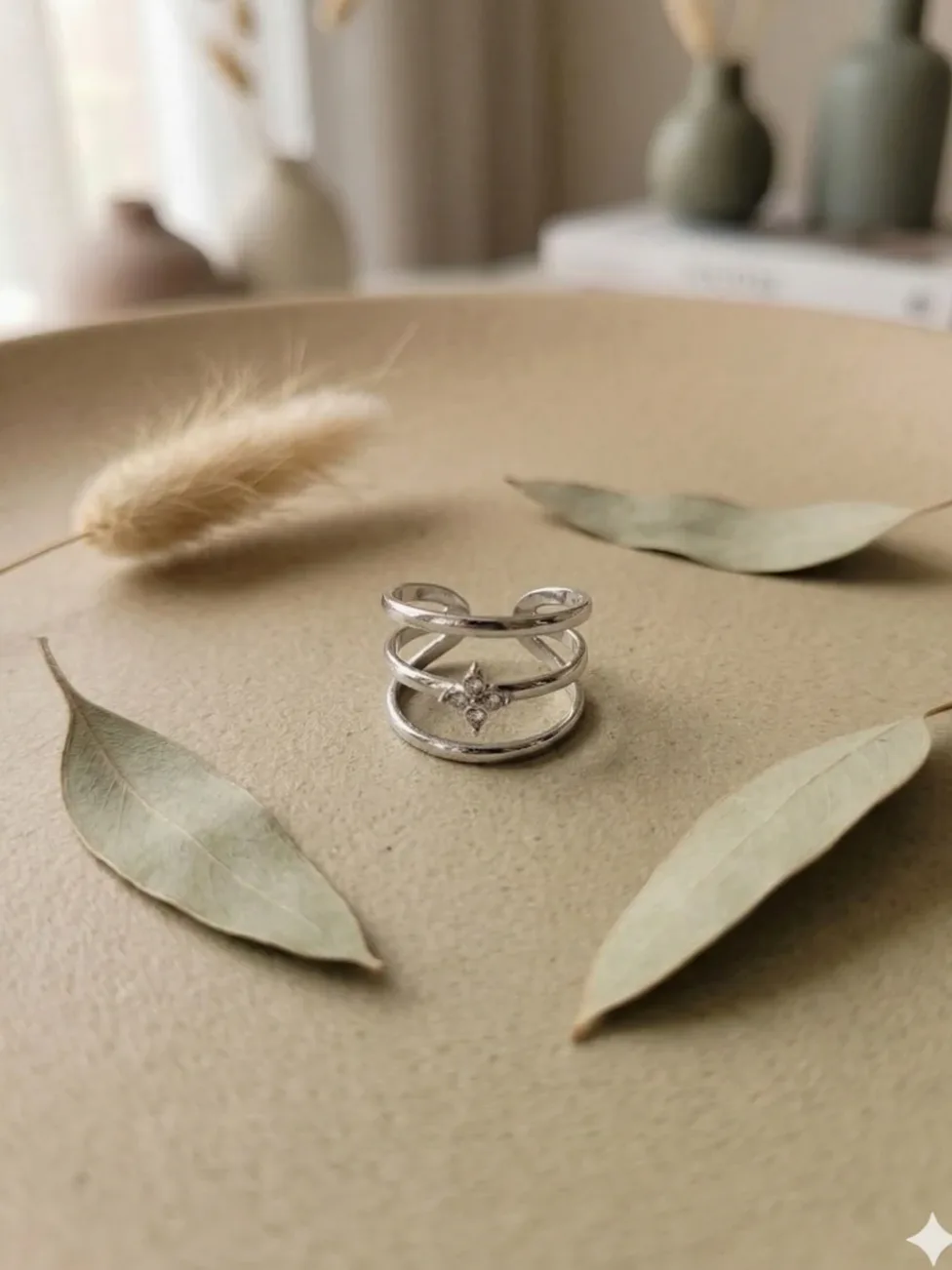 Anillo abierto triple aro con strass central — vista de escala y dimensiones