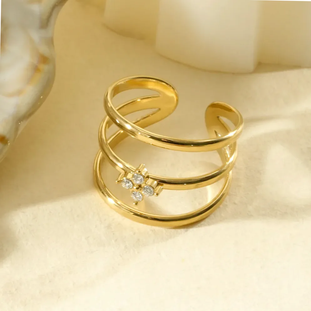 Anillo abierto triple aro con strass central — presentación y embalaje de regalo