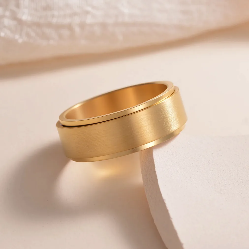 Bague signet en acier inoxydable gravable (nom/logo) — vue 3 — Gemzara