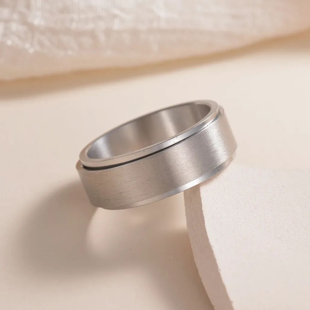 Bague signet en acier inoxydable gravable (nom/logo) — vue 5 — Gemzara