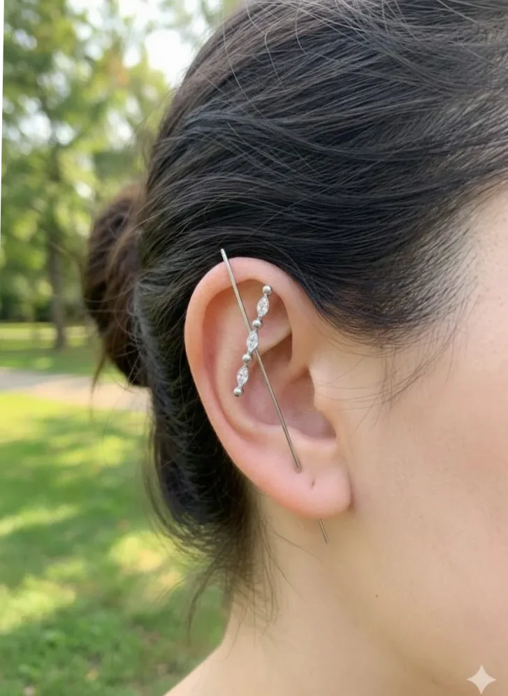 Détail de la matière et finition — Bijou d’oreille traversant strass marquise