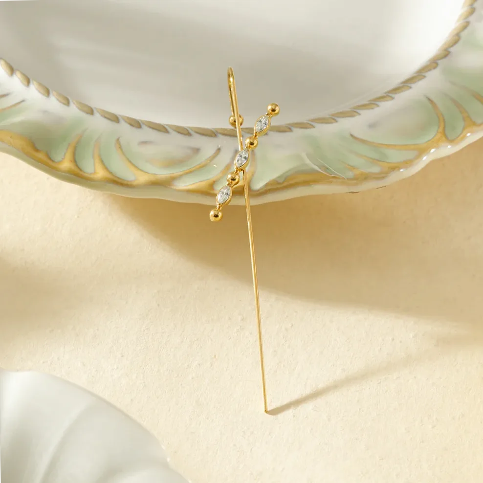 Bijou d’oreille traversant strass marquise porté à l’oreille