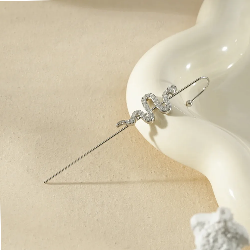 Bijou d'oreille à motif serpent en strass porté à l’oreille