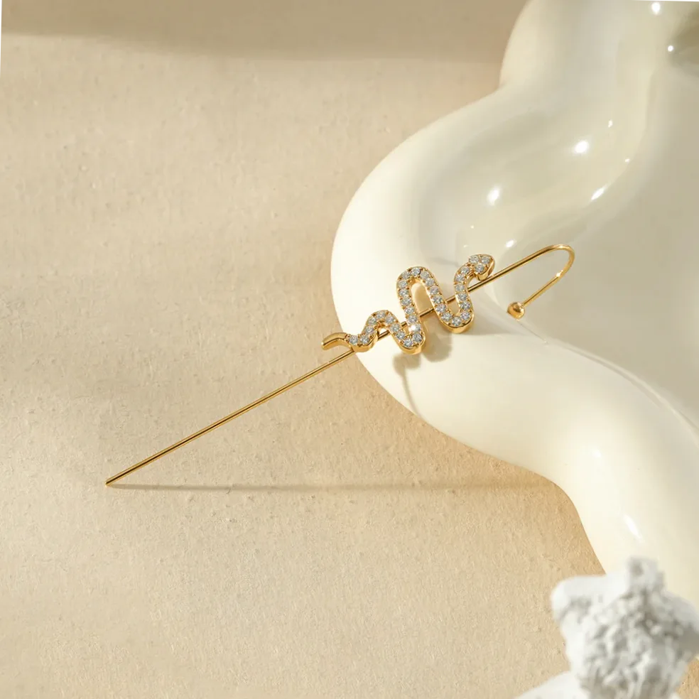 Bijou d'oreille à motif serpent en strass — présentation et emballage cadeau