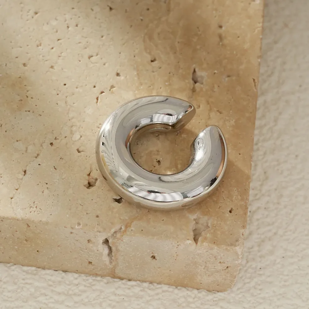 Pendiente aro grueso abierto estilo minimalista puesto en la oreja
