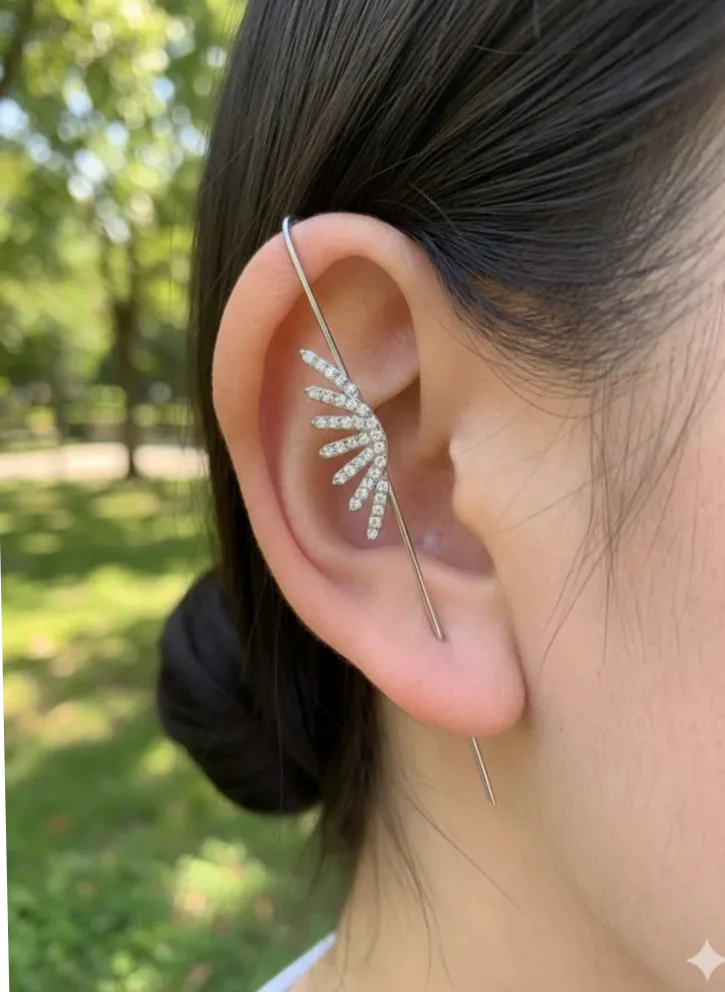Detalhe do material e do acabamento — Piercing orelha leque cravejado de strass