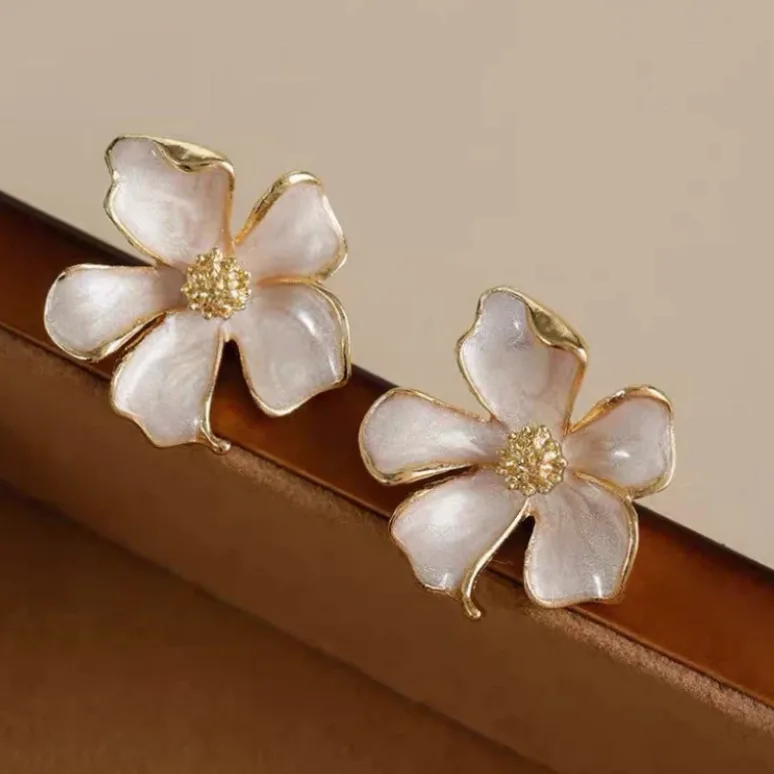 Ohrclips mit skulpturierten Blumen Design am Ohr getragen aus Edelstahl