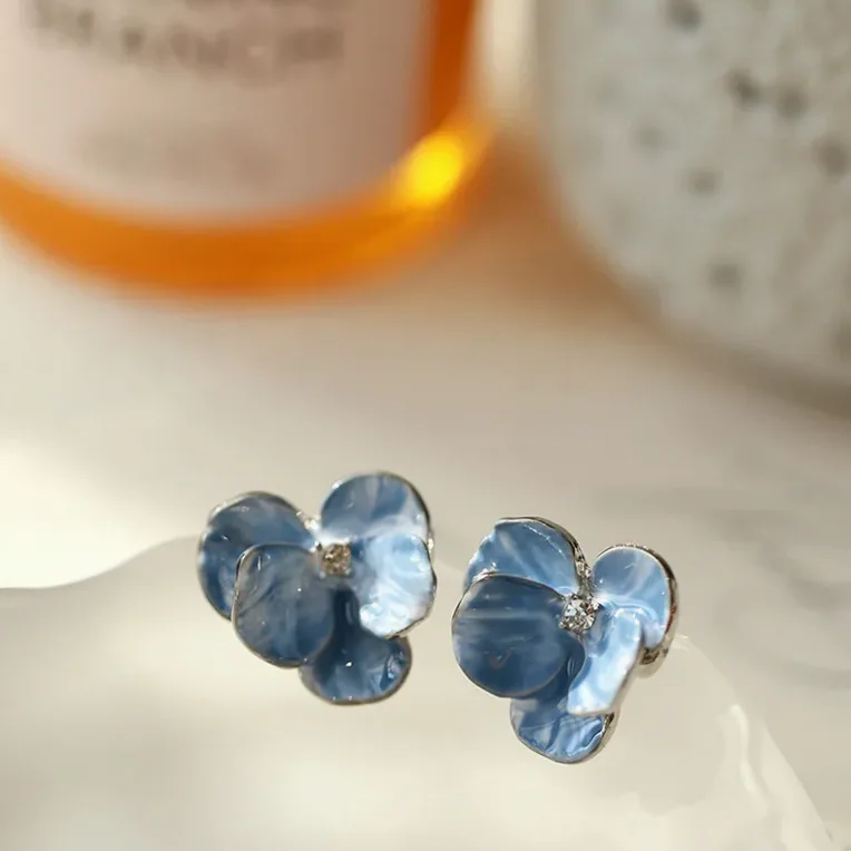 Ohrclips mit skulpturierten Blumen Design — Größen- und Maßansicht