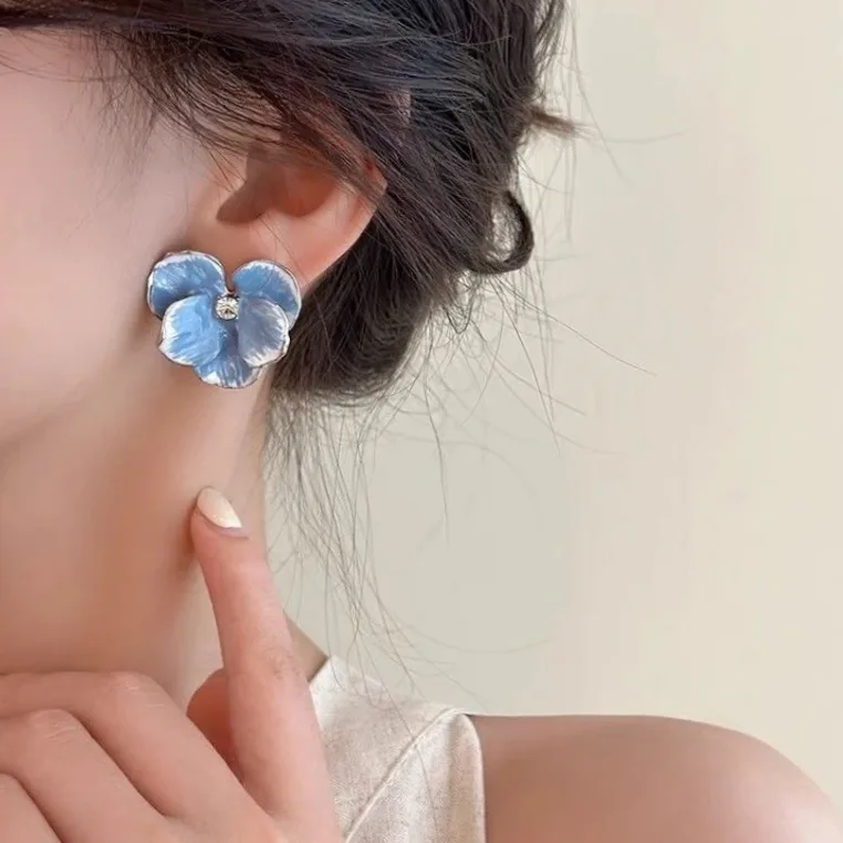 Ohrclips mit skulpturierten Blumen Design — Geschenkverpackung Präsentation